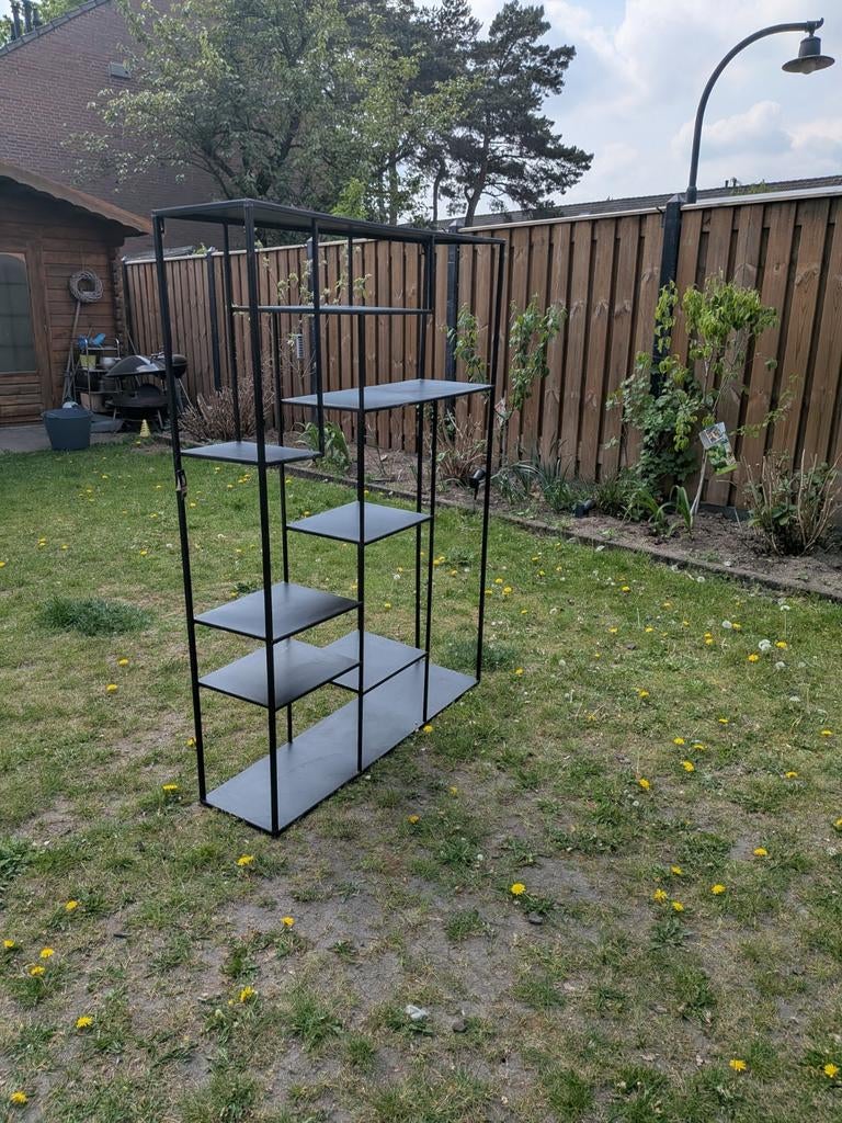 Zwart metalen open kast met planken, Huis en Inrichting, Kasten | Boekenkasten, Ophalen, Met plank(en), 100 tot 150 cm, Industrieel, Modern, Minimalistisch