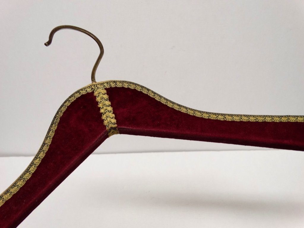mooie oude vintage kledinghanger met fluweel bekleed, Verzenden