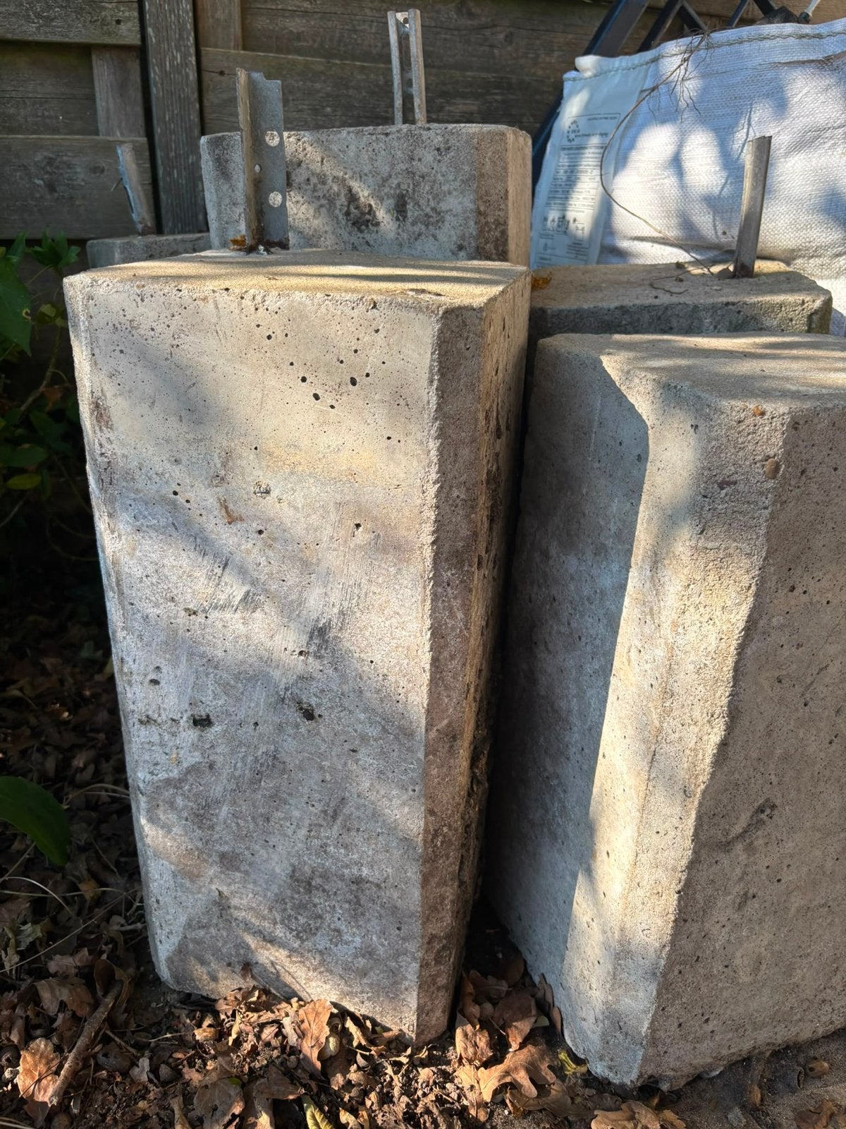 6 betonnen poeren 25x25 cm, vanaf 50 cm hoog, Doe-het-zelf en Verbouw, Ophalen, Gebruikt