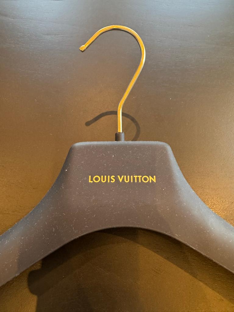 Luxe Louis Vuitton kledinghanger met goudkleurige haak, Kleding | Dames, Kledinghangers, Zo goed als nieuw, Kunststof, Volwassenen