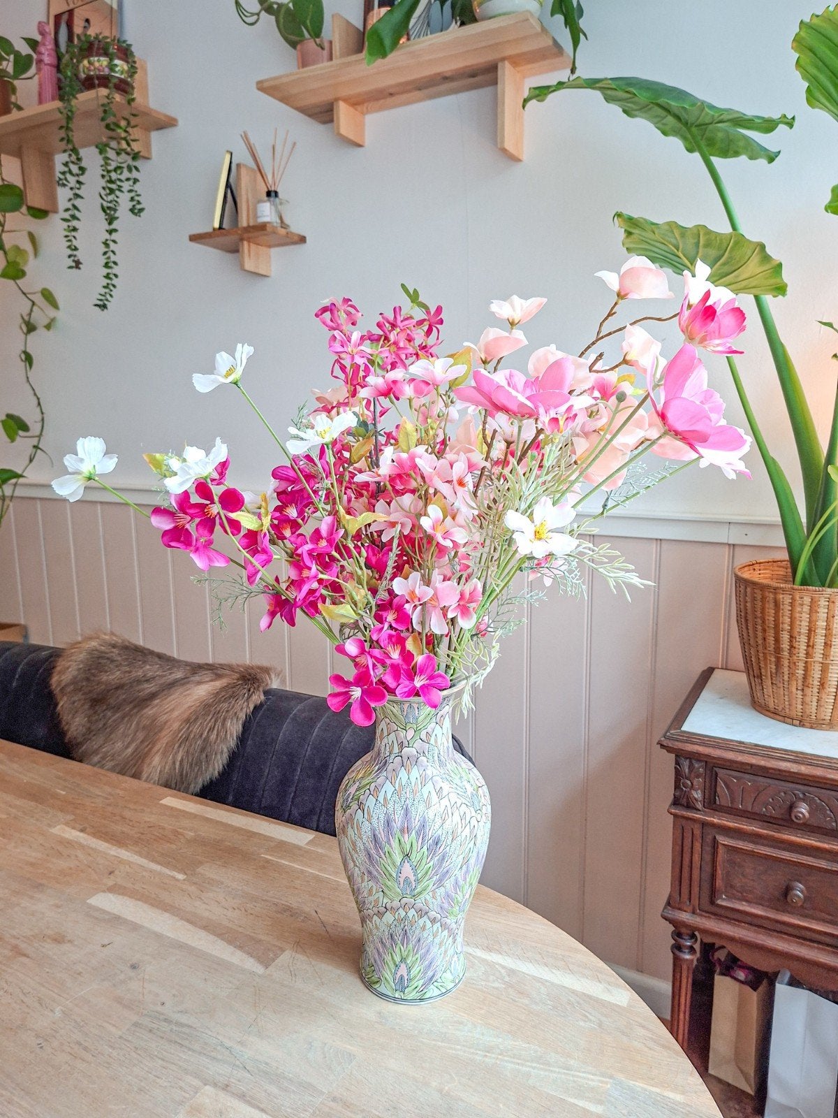 Flink boeket kunstbloemen met vaas ter decoratie, Meerkleurig, Kunststof, Ophalen of Verzenden, Zo goed als nieuw
