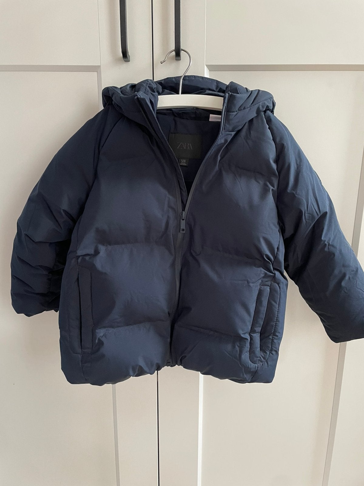 Zara winterjas donkerblauw maat 110 nieuwstaat, Ophalen of Verzenden, Zo goed als nieuw, Jongen, Jas