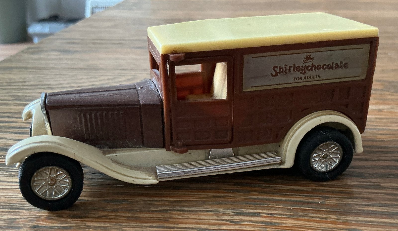 Shirley Chocolate Oude Auto SS701, Hobby en Vrije tijd, Ophalen, Gebruikt, Auto