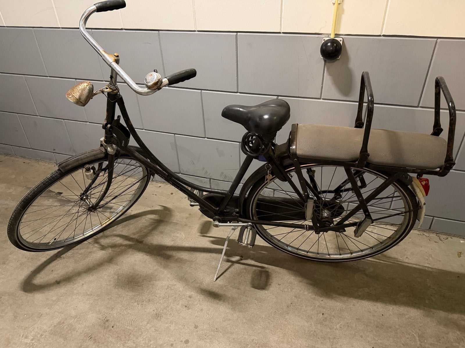 Oude oma fiets met kinderzitje, Overige merken, Terugtraprem, Ophalen of Verzenden, 53 tot 56 cm
