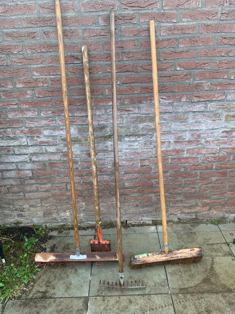 Diverse tuingereedschappen: bezems, hark en steekschep, Ophalen, Gebruikt, Bezem