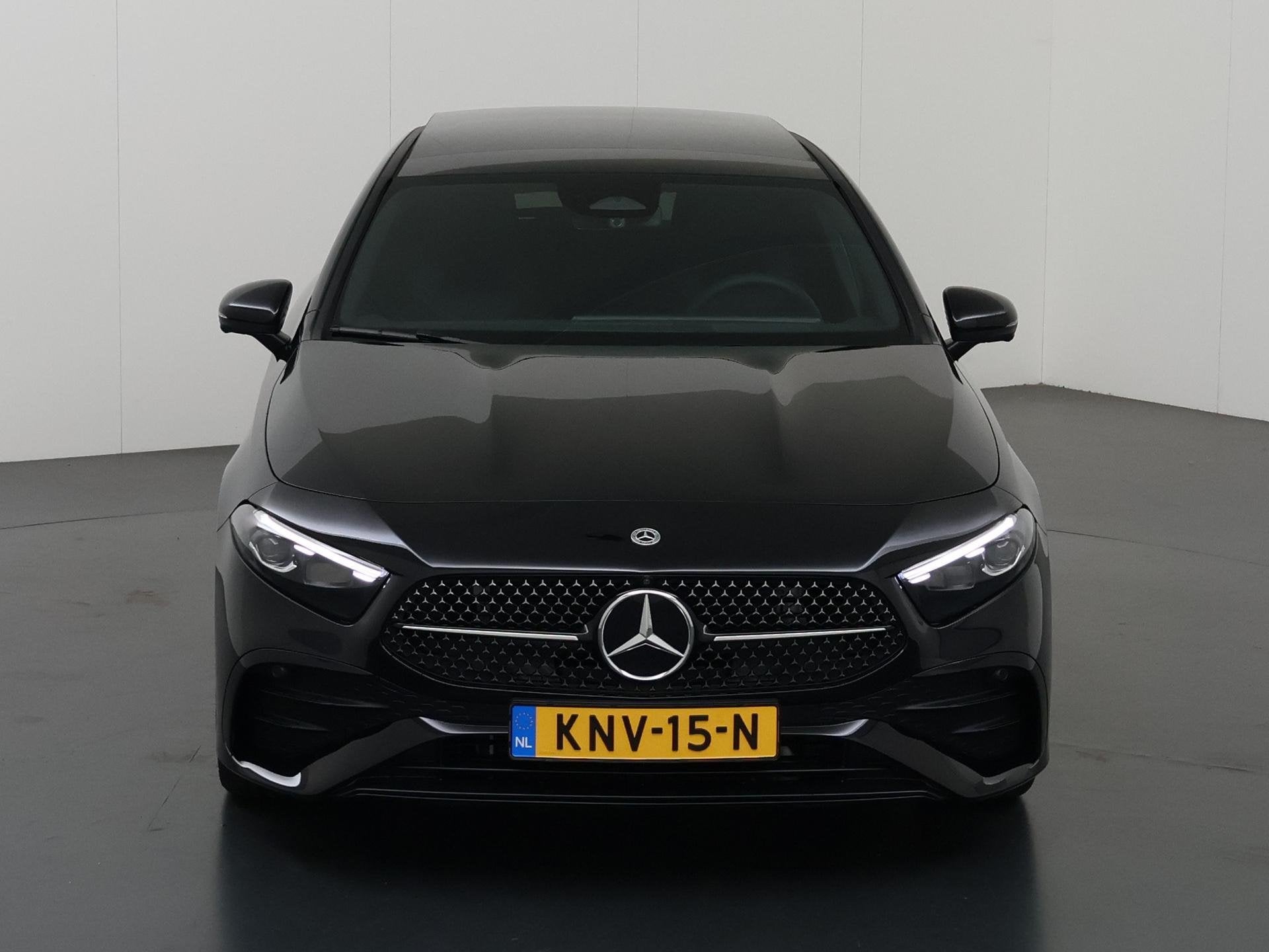Mercedes-Benz A-klasse 180 Business Solution AMG | Panoramas, Auto's, Dealer onderhouden, 136 pk, 4 cilinders, Zwart