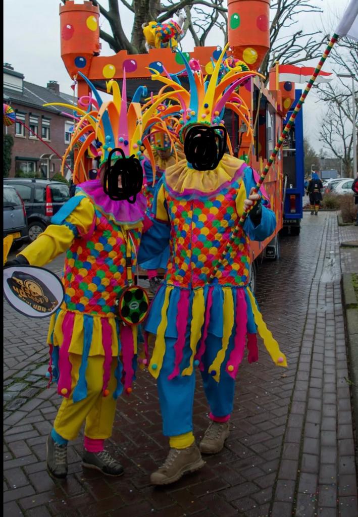 2 pakken carnaval, kleurrijk, Ophalen of Verzenden, Zo goed als nieuw, Carnaval
