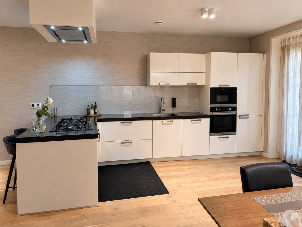 Complete moderne keuken met eiland/bar-Bauknecht apparatuur, Ophalen, Gebruikt, Crème, Composiet