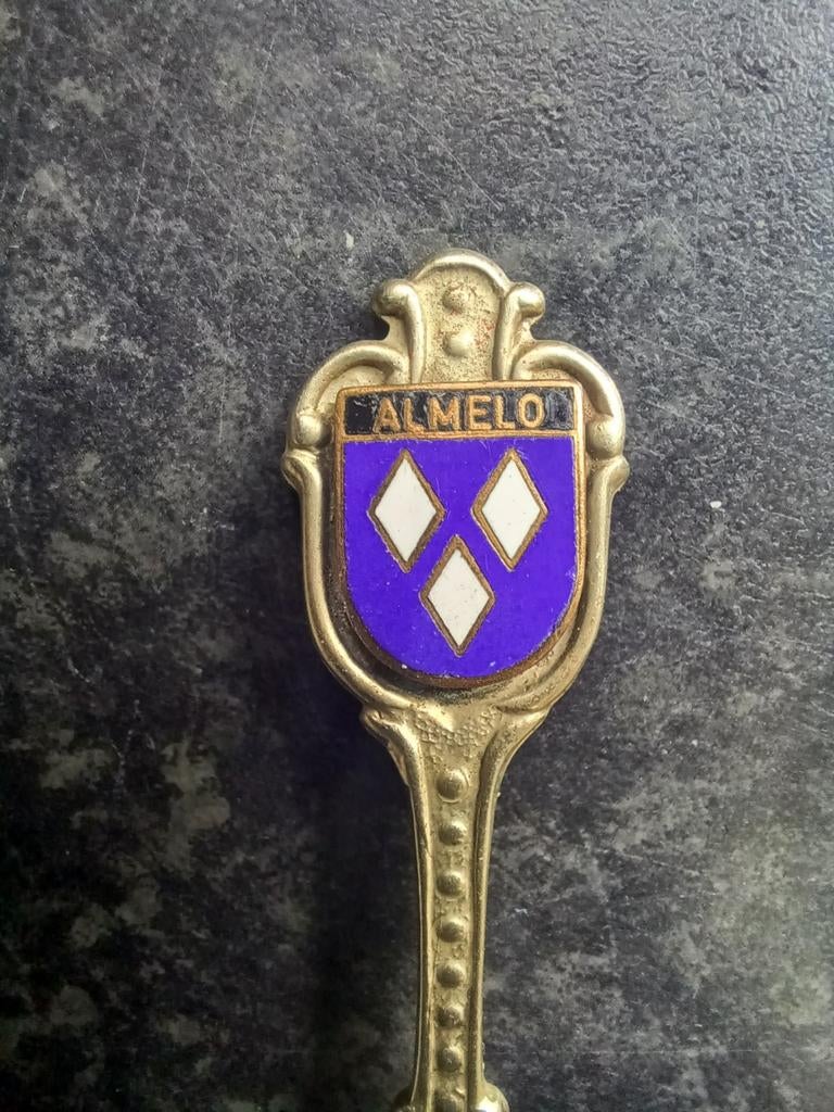 Theelepeltje Almelo (wapenschildje emaille), Ophalen