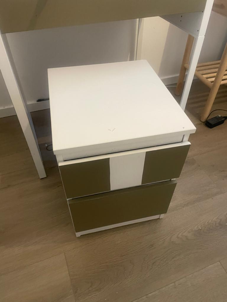 Ikea nachtkastje met lades - Wit/Groen, Huis en Inrichting, Slaapkamer | Nachtkastjes, Minder dan 45 cm, Zo goed als nieuw, Hout