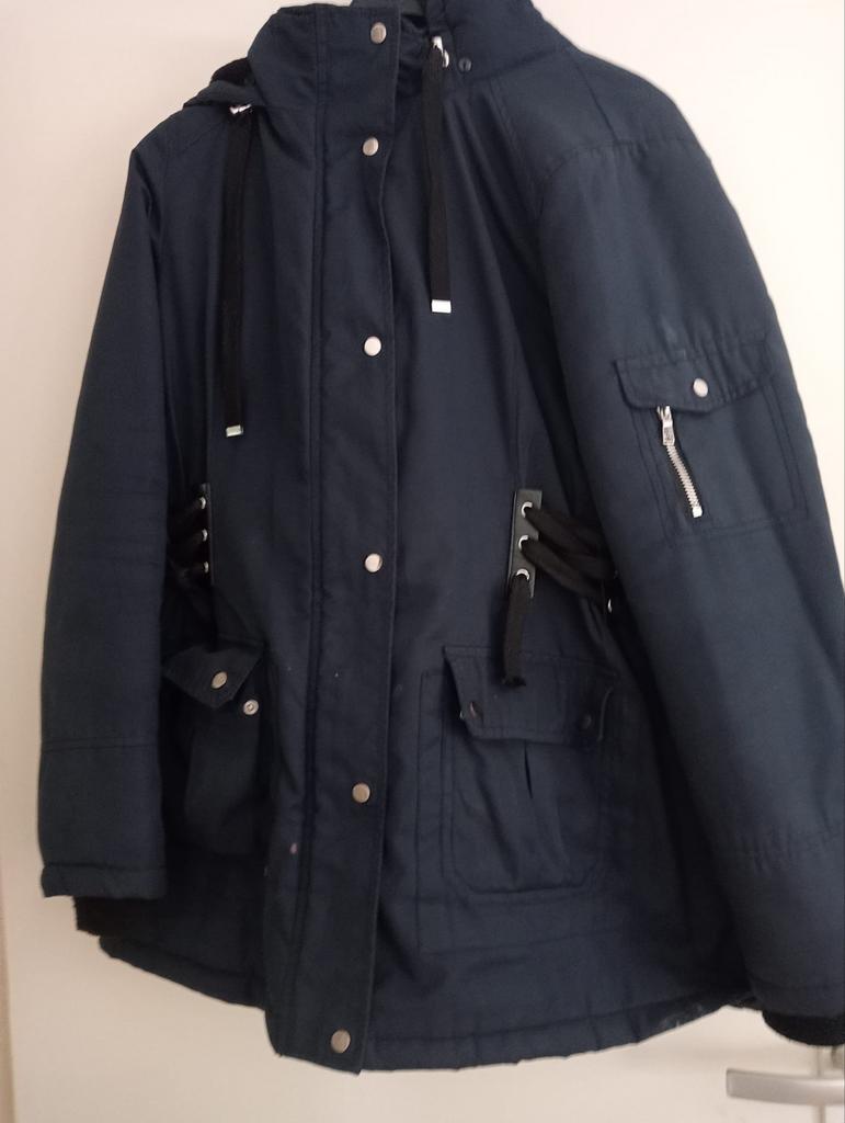 Donkerblauwe winterjas met capuchon, maat M, Kleding | Dames, Jassen | Winter, Ophalen of Verzenden, Zo goed als nieuw, Maat 38/40 (M)