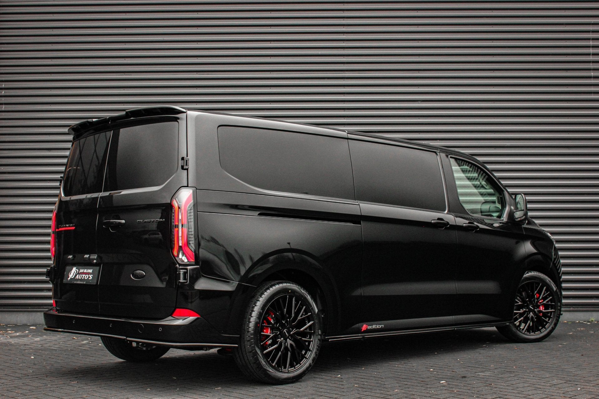 Ford E-Transit Cust. L2H1 Limited 71 kWh 218PK / JB- EDITON, Automaat, Dealer onderhouden, Achterwielaandrijving, Zwart