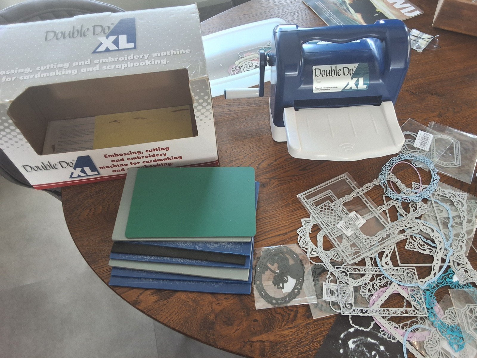 double do xl embossing stansmachine met 60 sjablonen, Gebruikt, Ophalen of Verzenden, Kunststof, Blauw