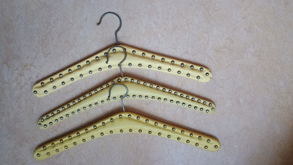 3 gele vintage skai klerenhangers, kledinghangers met studs, Ophalen of Verzenden, Huis en Inrichting
