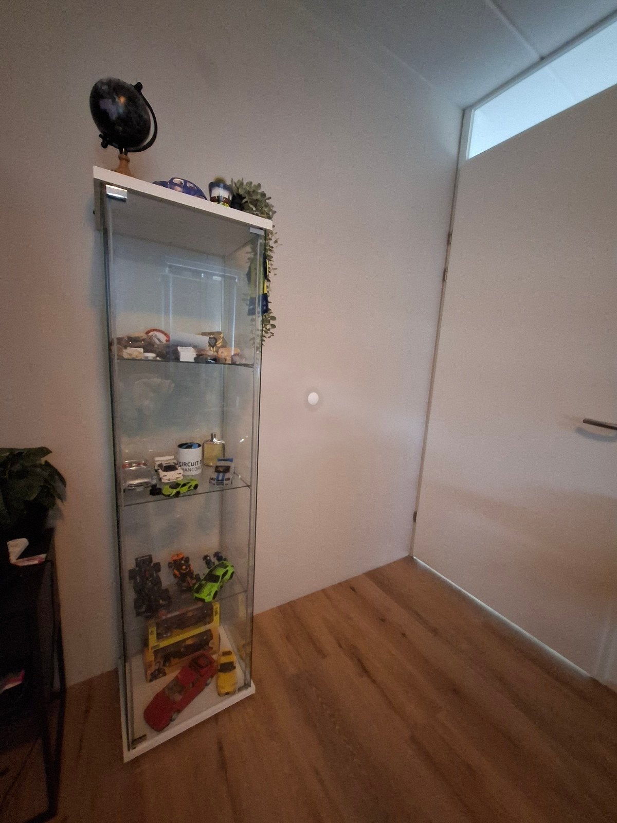 Glazen vitrinekast met planken - 40x164 cm, Huis en Inrichting, Ophalen, Met plank(en), Minder dan 50 cm, Gebruikt