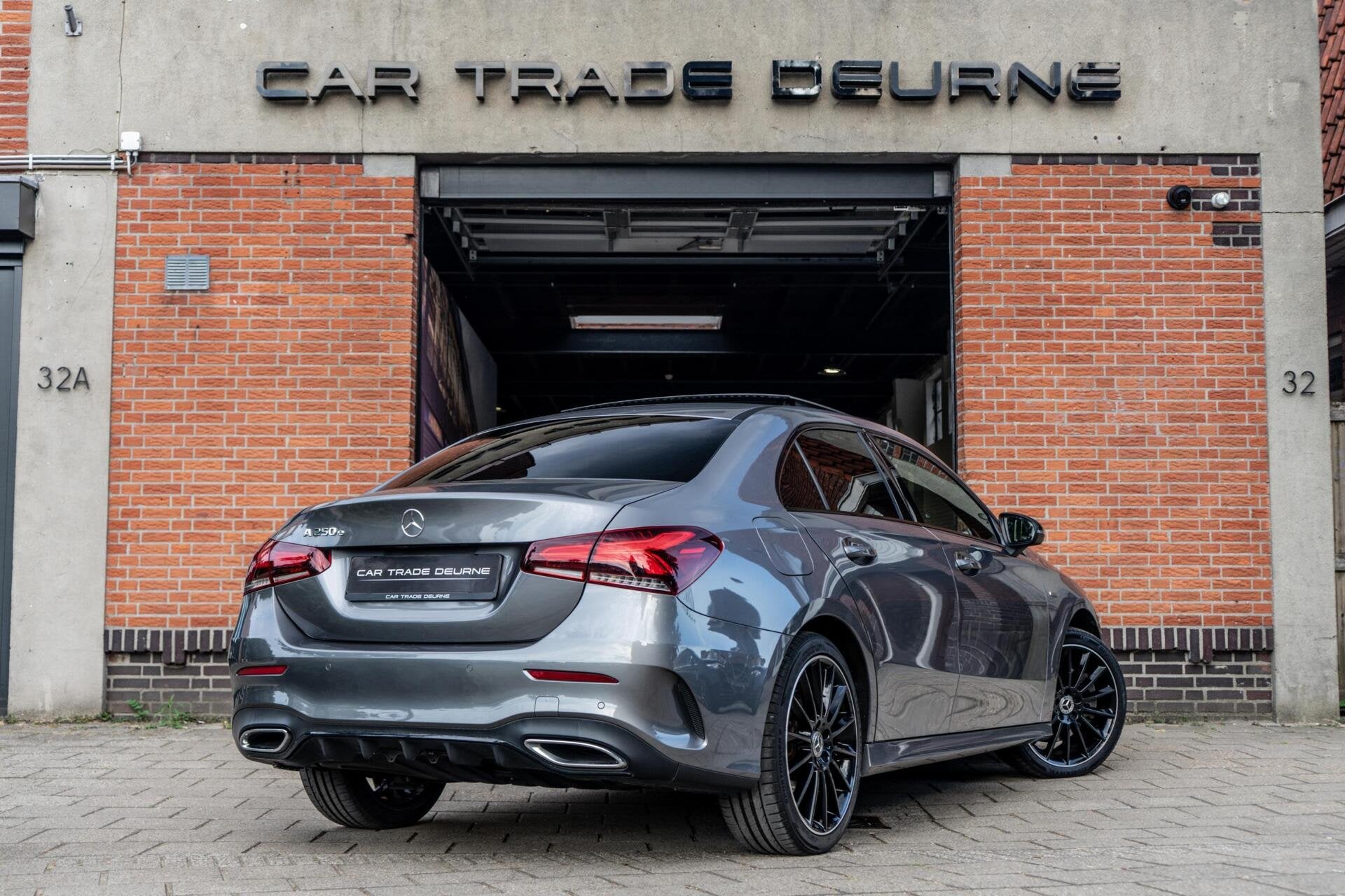 Mercedes A-klasse 250 e AMG Pano / Memory / Burmester, Gebruikt, Zwart, 4 cilinders, Alcantara