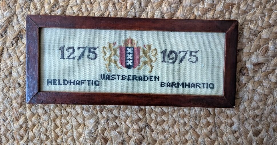 Vintage Amsterdams ingelijst borduurwerk 1275 - 1975, Minder dan 50 cm, Gebruikt, Ophalen of Verzenden, Schilderij