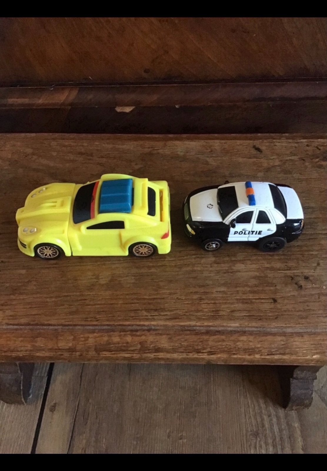 2 Kleine auto’s, 1 x actionman, kan draaien, 1 x politieauto, Ophalen of Verzenden, Zo goed als nieuw