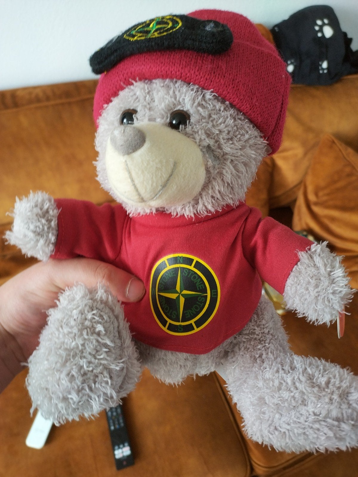 Stone Island Beer Knuffel - Uniek en Stijlvol, Kinderen en Baby's, Overige merken, Overige karakters, Beer, Grijs