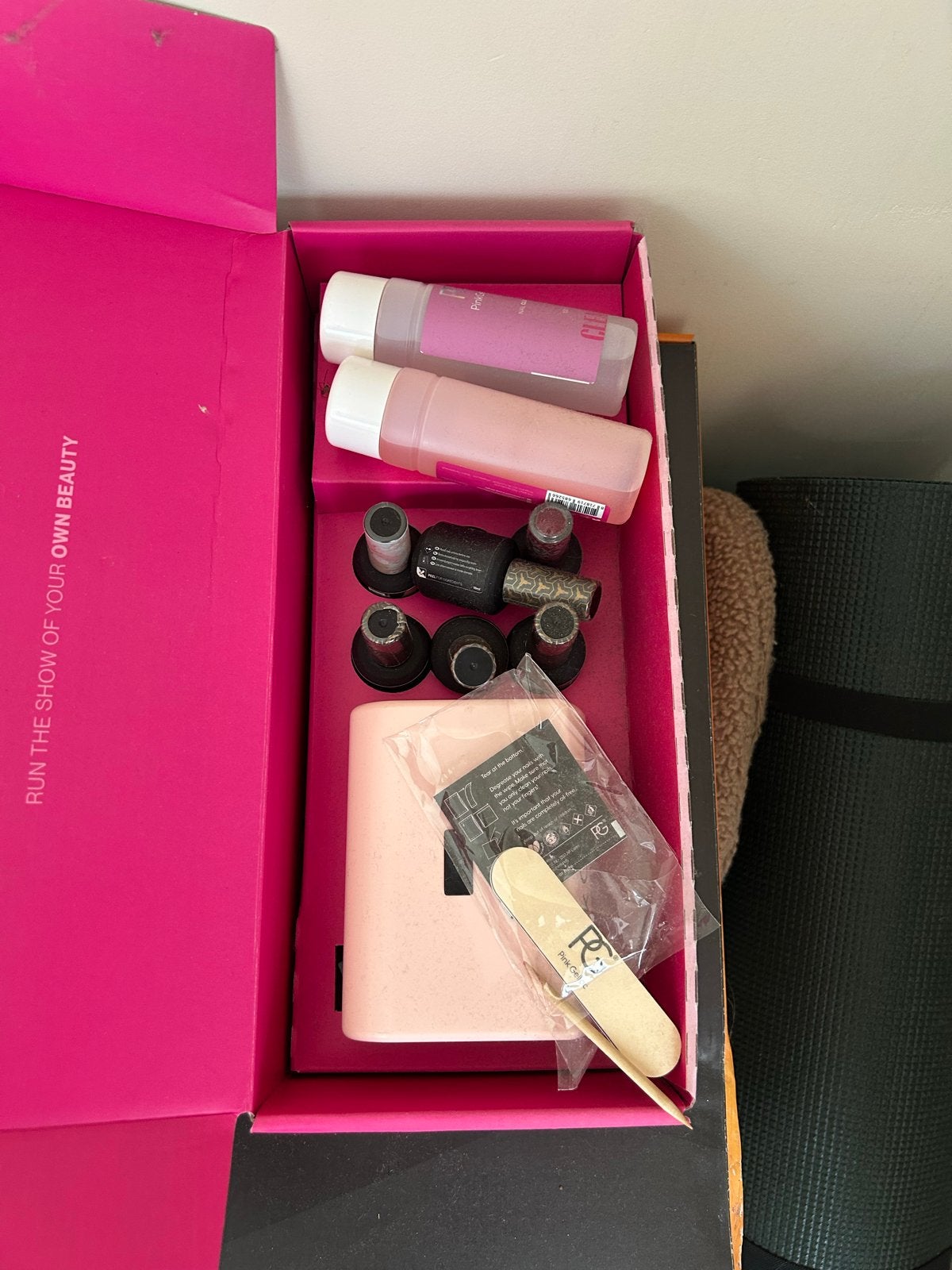 Nauwelijks gebruikte nagelset met lakjes en remover, Ophalen, Zo goed als nieuw