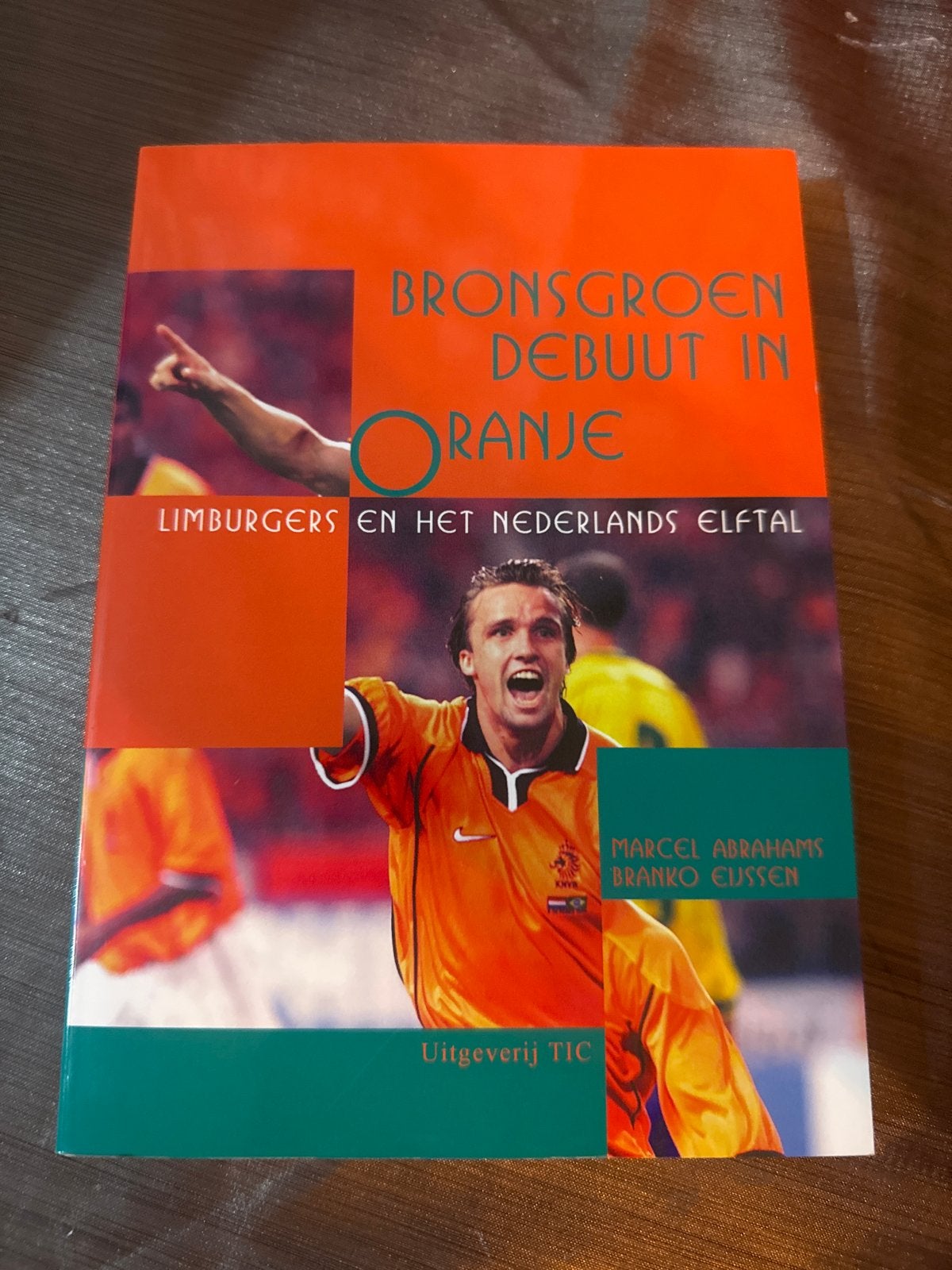 Bronsgroen Debuut in Oranje - Limburgers & Nederlands Elftal, Boeken, Ophalen of Verzenden, Gelezen, Balsport