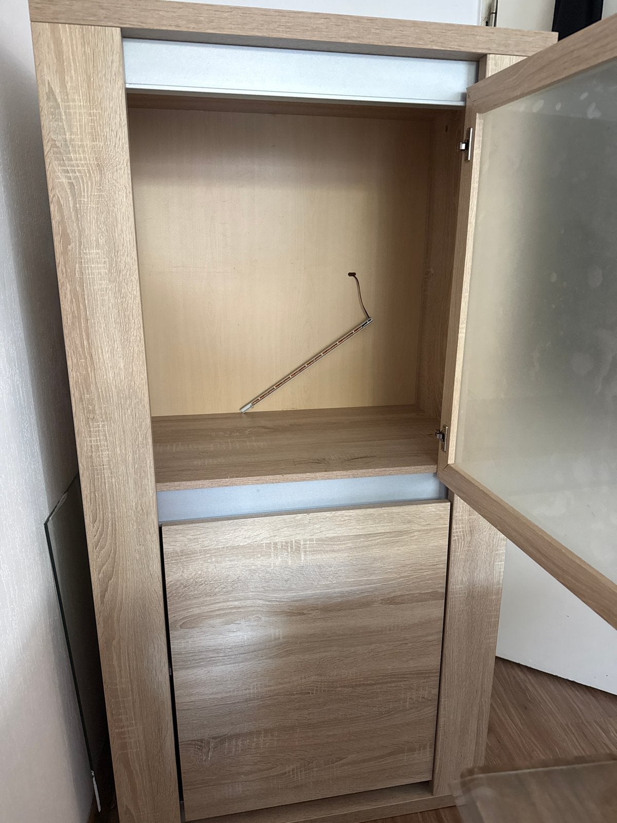 Houten vitrinekast met glazen deur en lade, Ophalen of Verzenden, Gebruikt