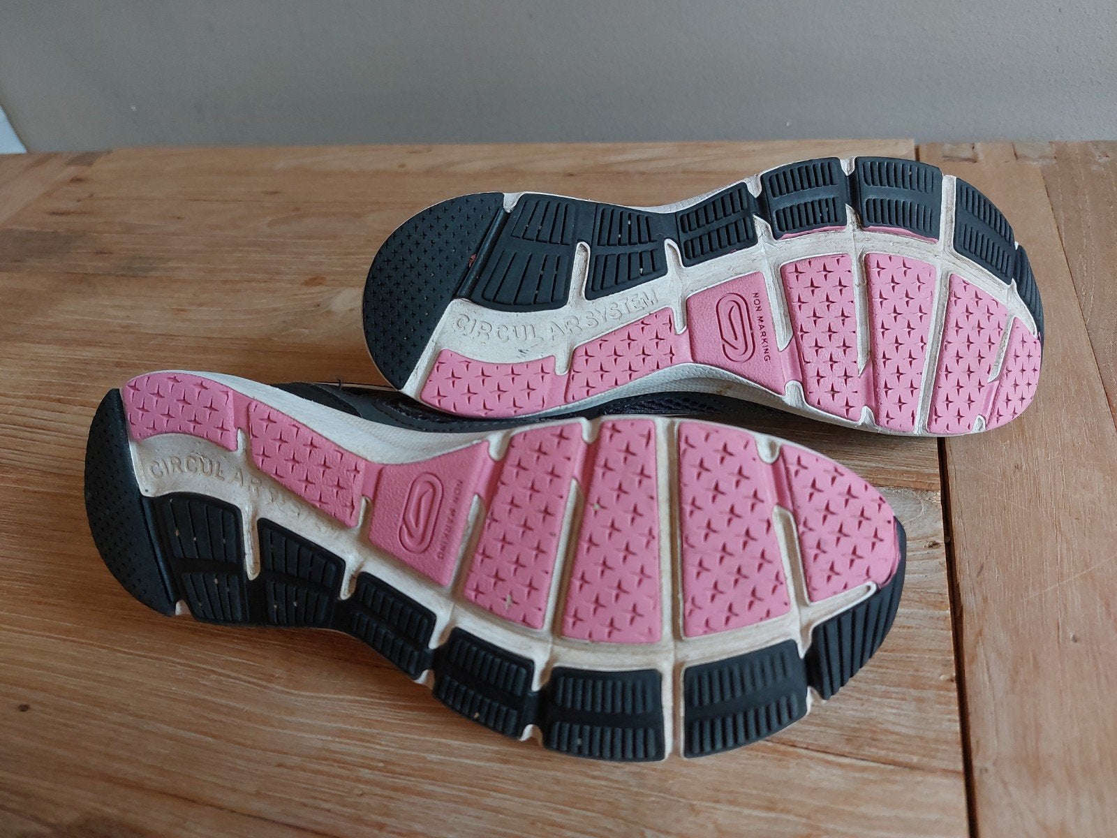 Hardloop- , atletiek, gym, sportschoenen! mt 37

- maat 37, Meisje, Sportschoenen, Kalenji, Ophalen of Verzenden