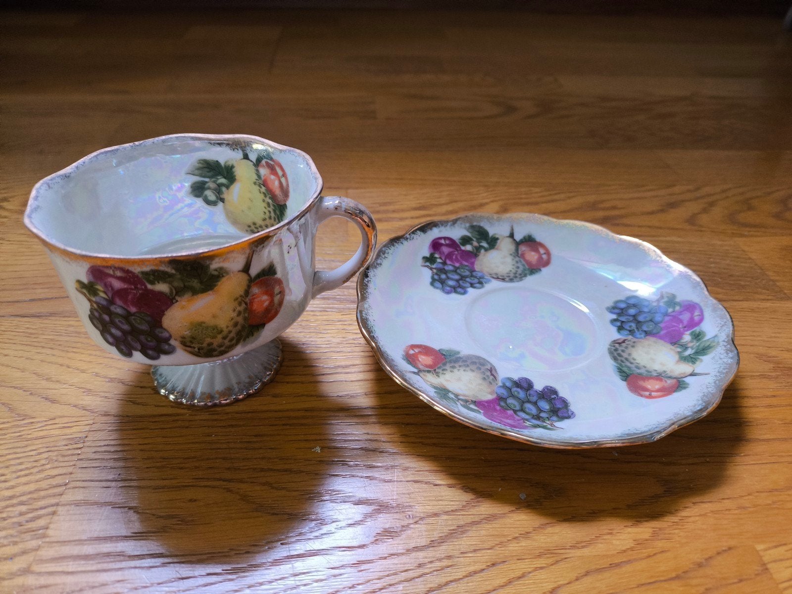 Vintage theekopje en schotel met fruitdecoratie, Ophalen