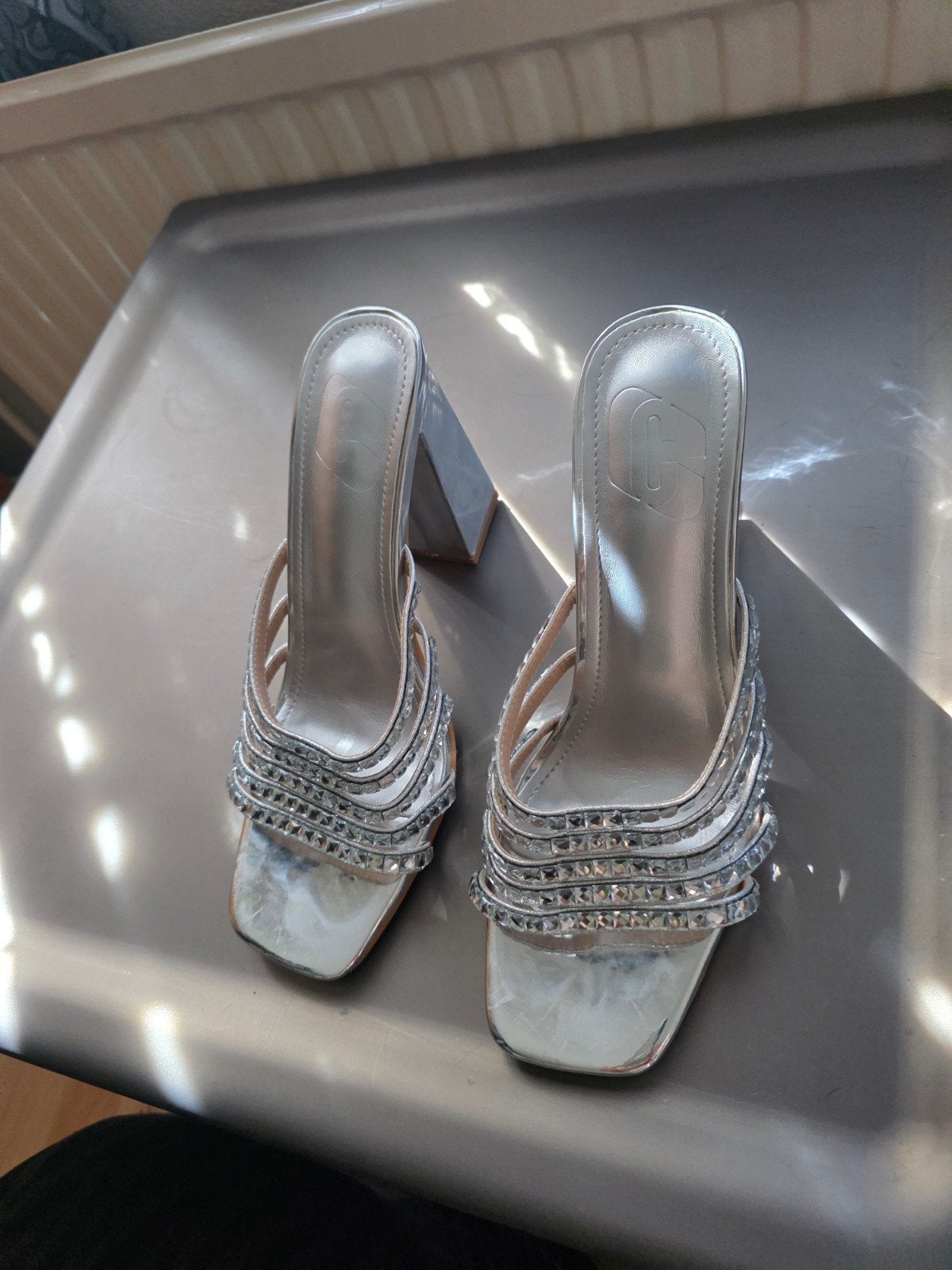 Zilverkleurige muiltjes met strass en blokhak, Overige kleuren, Nieuw, Onbekend, Sandalen of Muiltjes