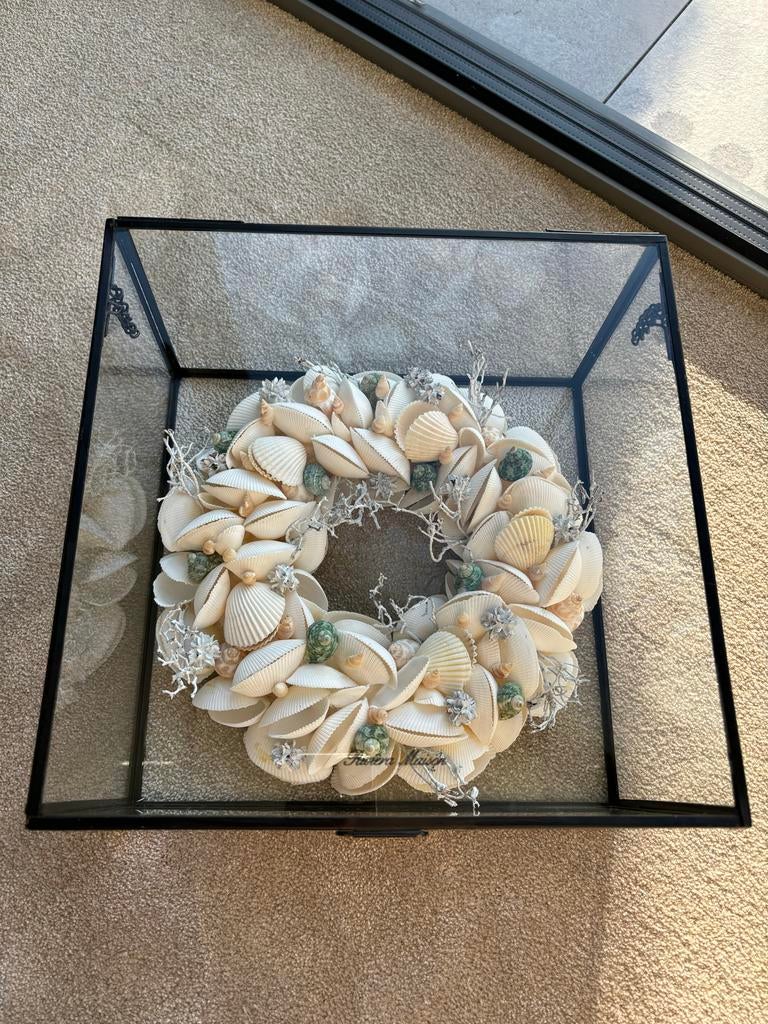 Schelpenkrans in vitrinekistje van Rivièra Maison, Ophalen, Natuurlijk materiaal, Wit, Landelijk