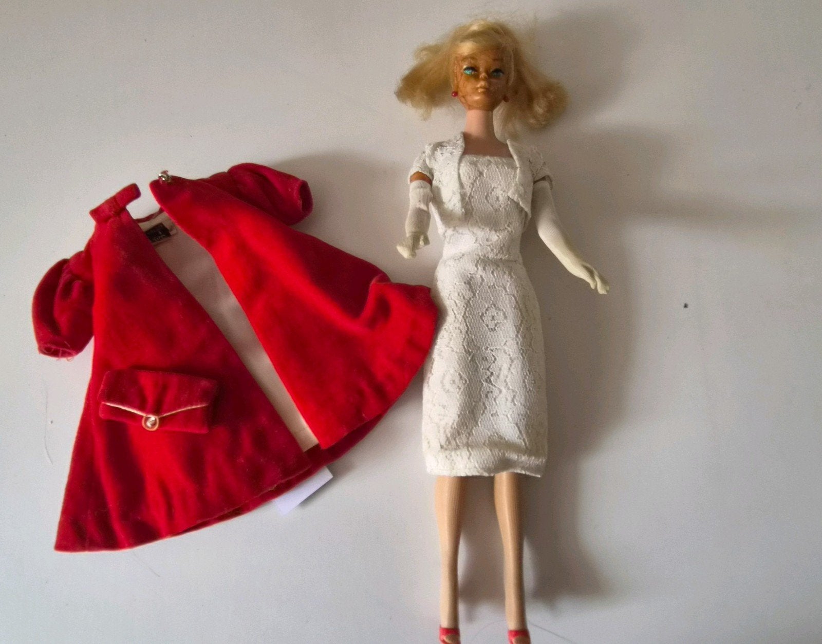 Vintage Barbie pop met rode jas en witte jurk, Ophalen of Verzenden, Gebruikt