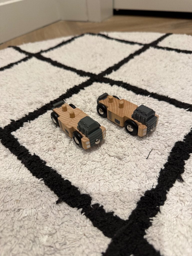 Heel goed 2x Brio houten trein vrachtwagen zonder bak en kap, Ophalen of Verzenden, Gebruikt