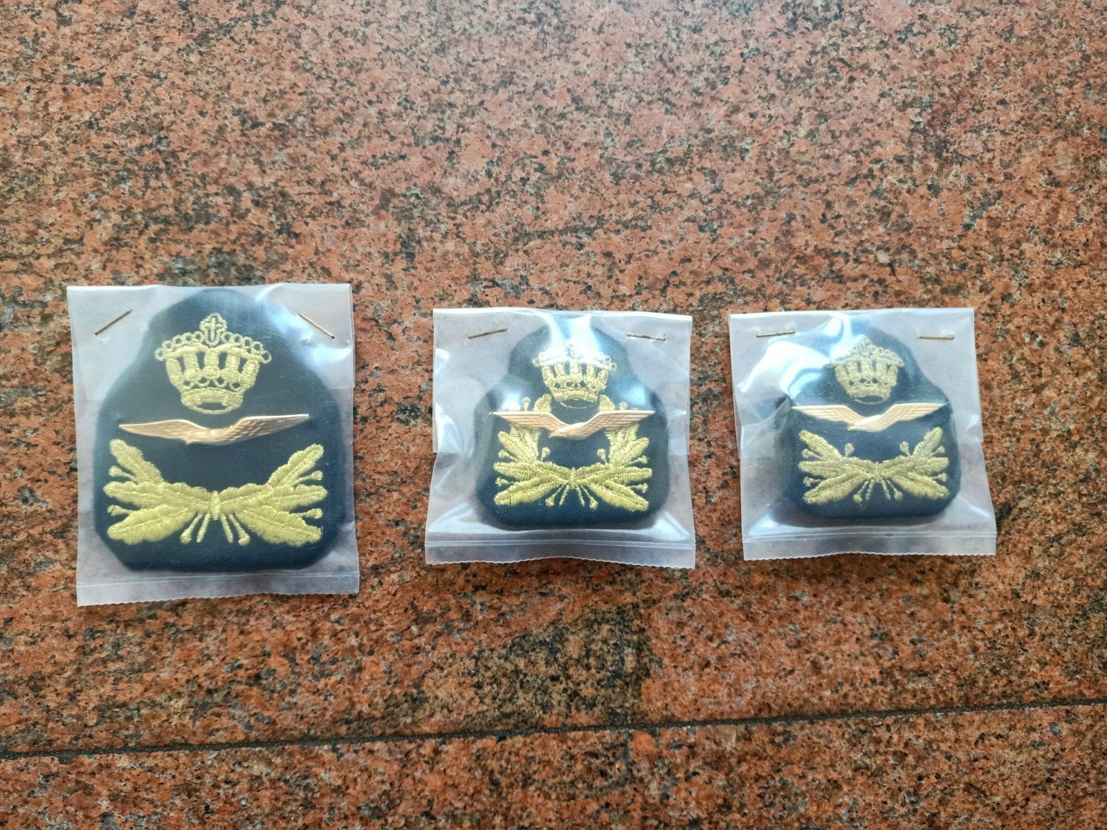 3x Embleem Luchtmacht baret/pet, Verzamelen, Ophalen, Luchtmacht, Nederland, Embleem of Badge