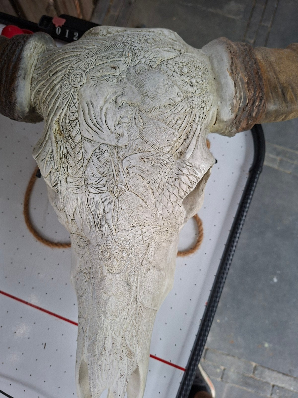 Decoratieve buffel schedel met houtsnijwerk, Ophalen, Vintage, Gebruikt, Beige
