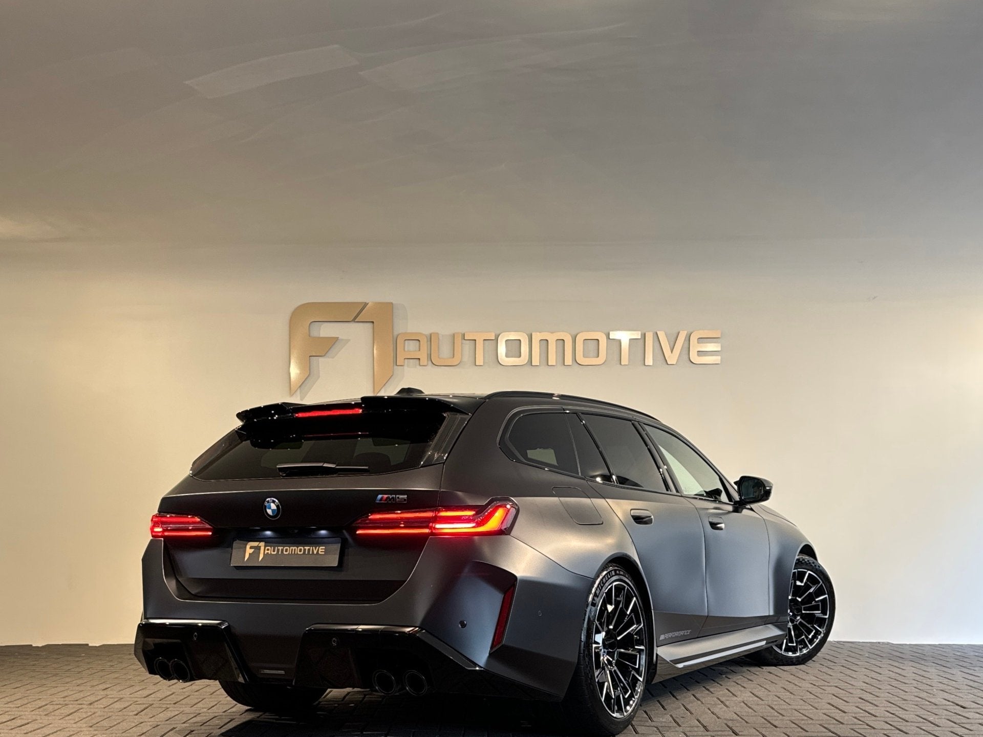 BMW 5-serie Touring M5 BTW|Pano|Keramisch|Carbon|B&W|M Drive, 21 km/l, 728 pk, Zwart, Adaptive Cruise Control