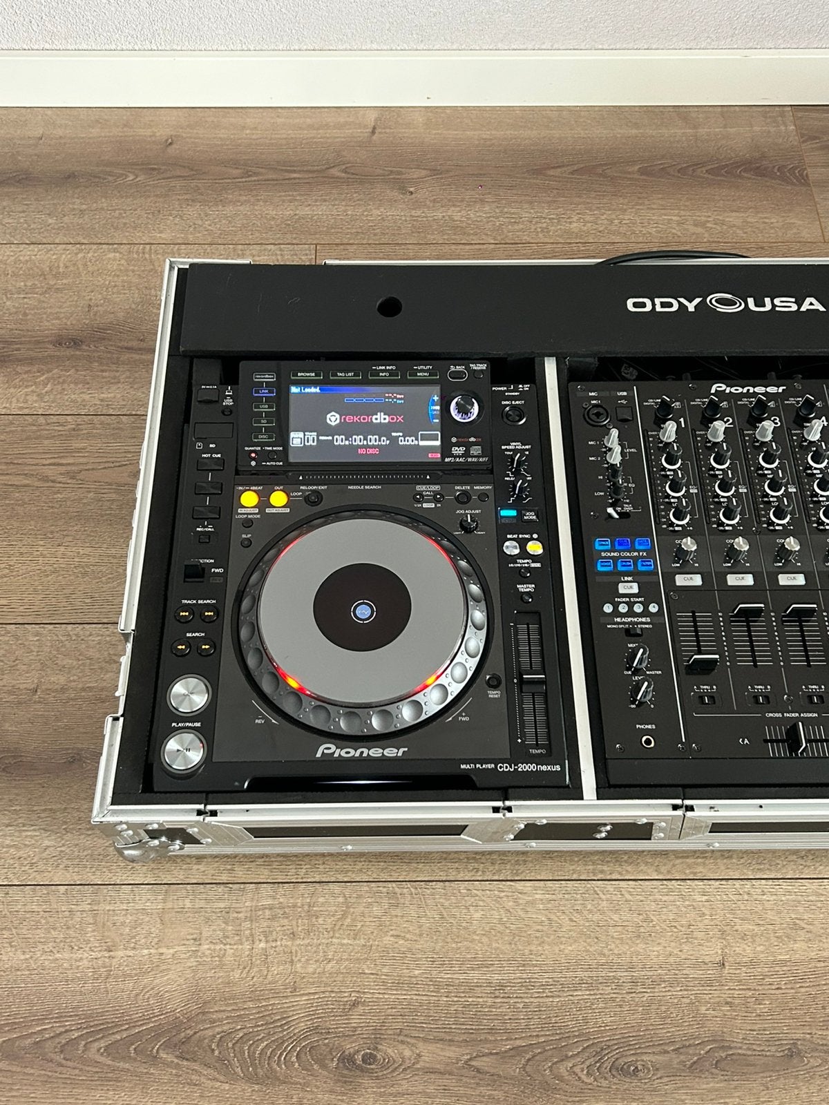 Foto 3 van Pioneer djm 900, 2x cdj 2000 nexus + flightcase