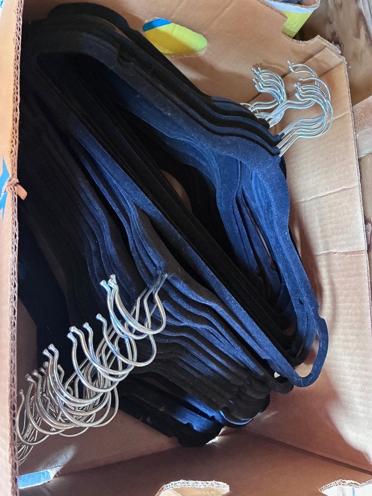 580 stuks stoffen kledinghangers, Ophalen of Verzenden, Gebruikt, Kunststof, Volwassenen