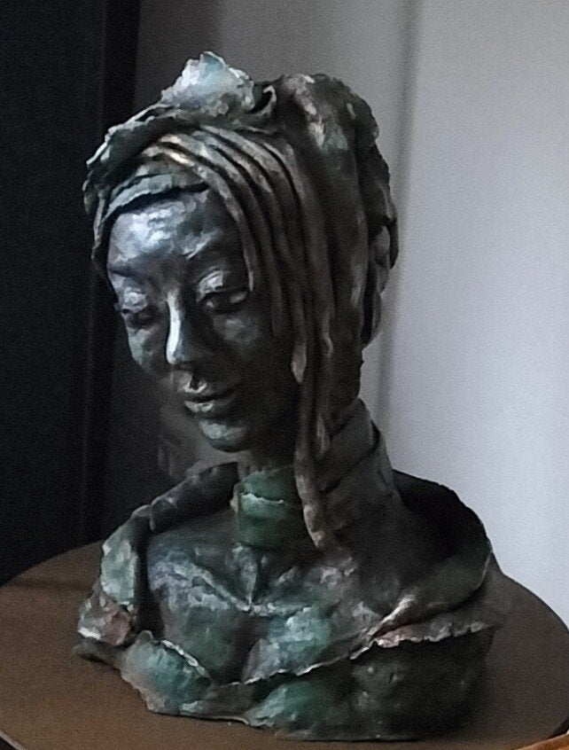 Handgemaakte klei buste van vrouw met hoofddoek, 50 cm, Antiek en Kunst, Ophalen, Buste, 20 - 50 cm, Steen of Keramiek