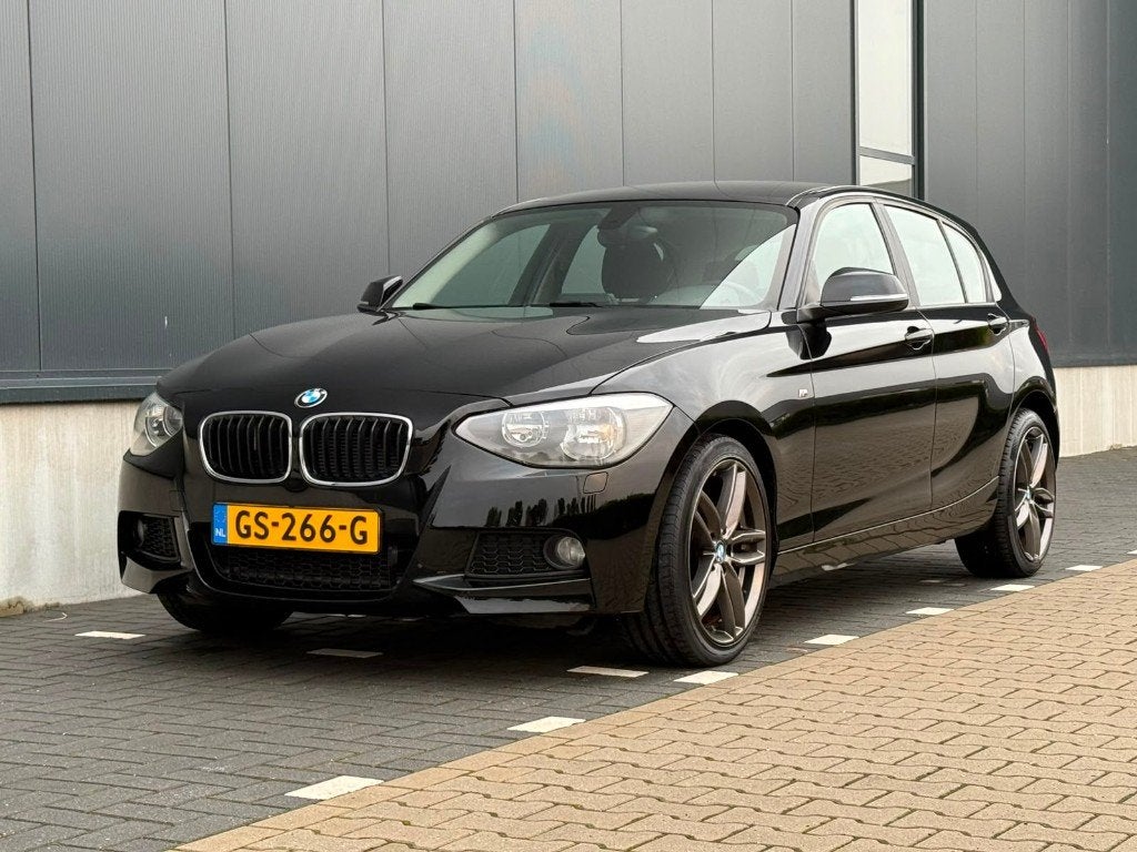 BMW 1-Serie 116I 100KW 5DR 2013 M-Pakket PDC 18", Auto's, 1-Serie, 4 cilinders, Zwart, Handgeschakeld