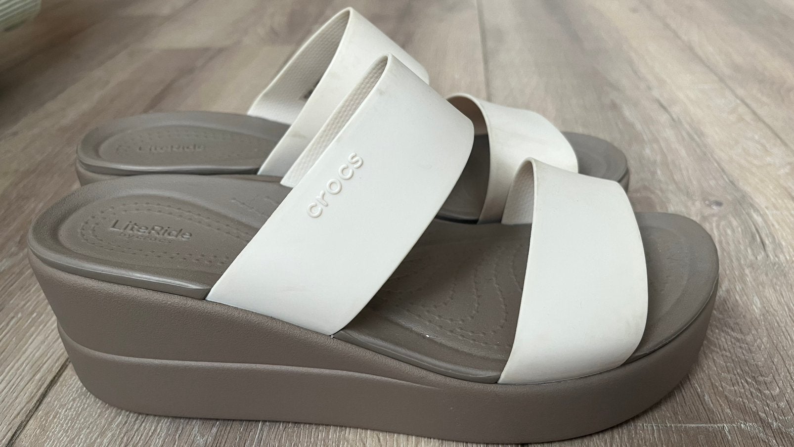 Gedragen Crocs platvorm slippers - maat 39/40 - wit/beige, Ophalen of Verzenden, Gedragen, Wit, Slippers