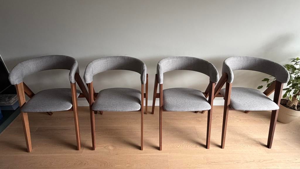 Pommier Solid Walnut Dining Chairs (x4), Ophalen of Verzenden, Zo goed als nieuw, Vier, Grijs