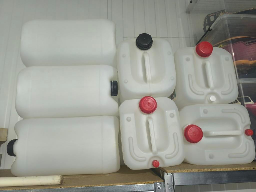 lege jerrycans, Ophalen
