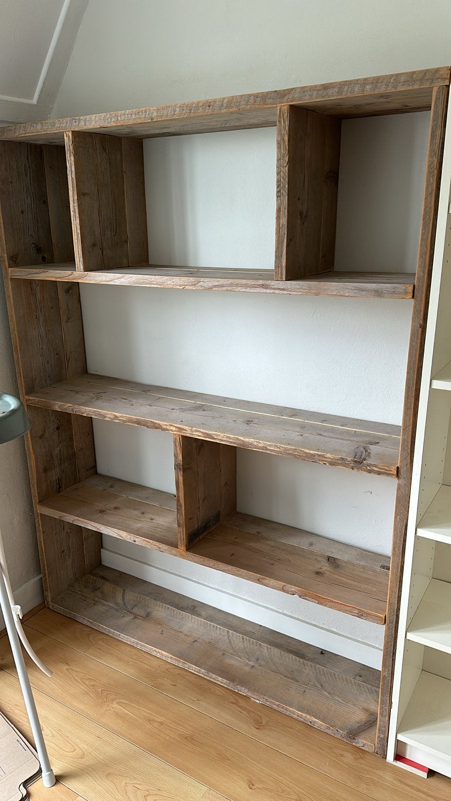 Robuuste houten boekenkast met open vakken, Ophalen, Met plank(en), Gebruikt, 100 tot 150 cm