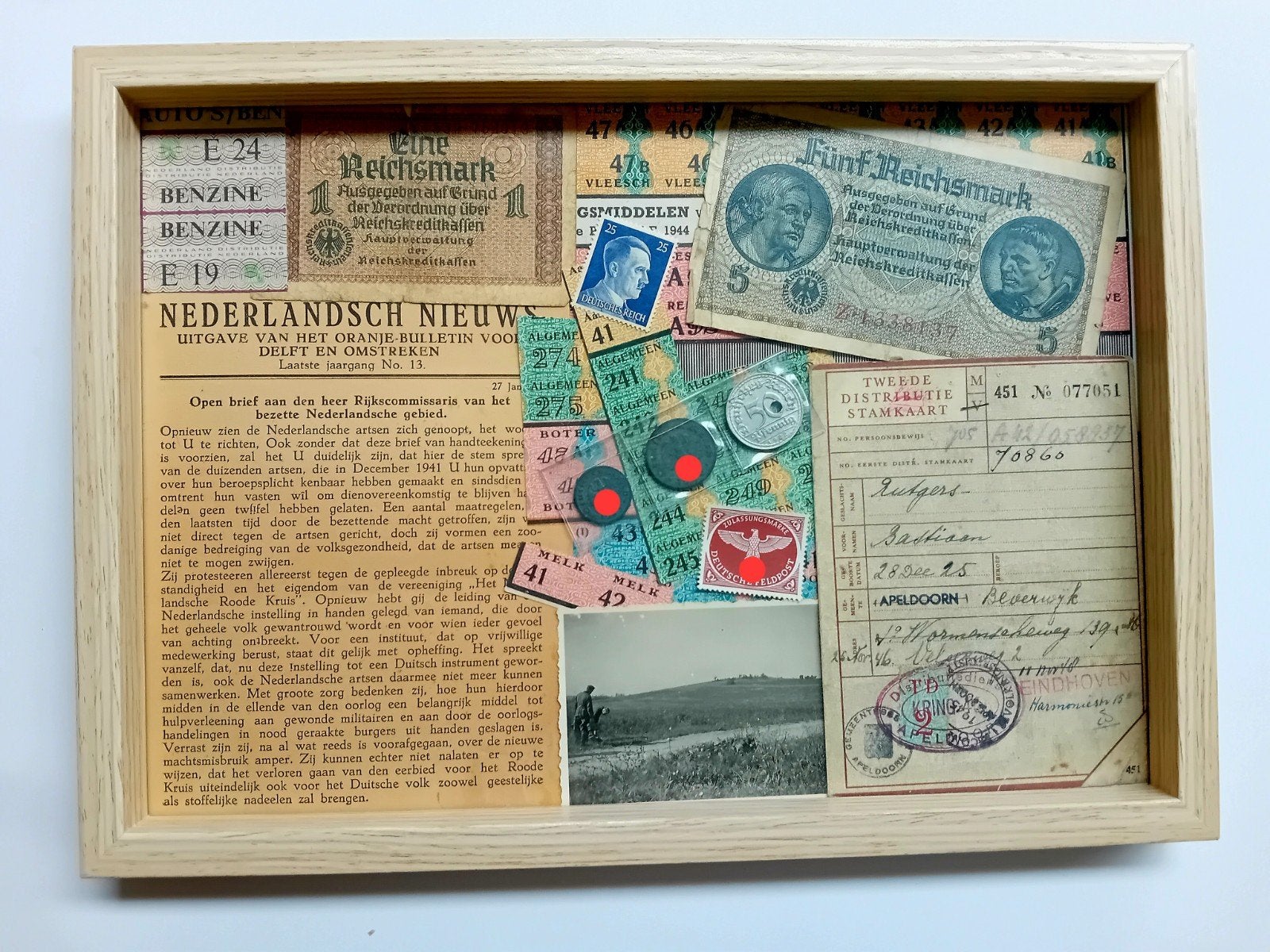 WO2 Ingelijst Display Verzetsblad + Stamkaart, Reichspfennig, Ophalen of Verzenden, Landmacht, Duitsland, Foto of Poster