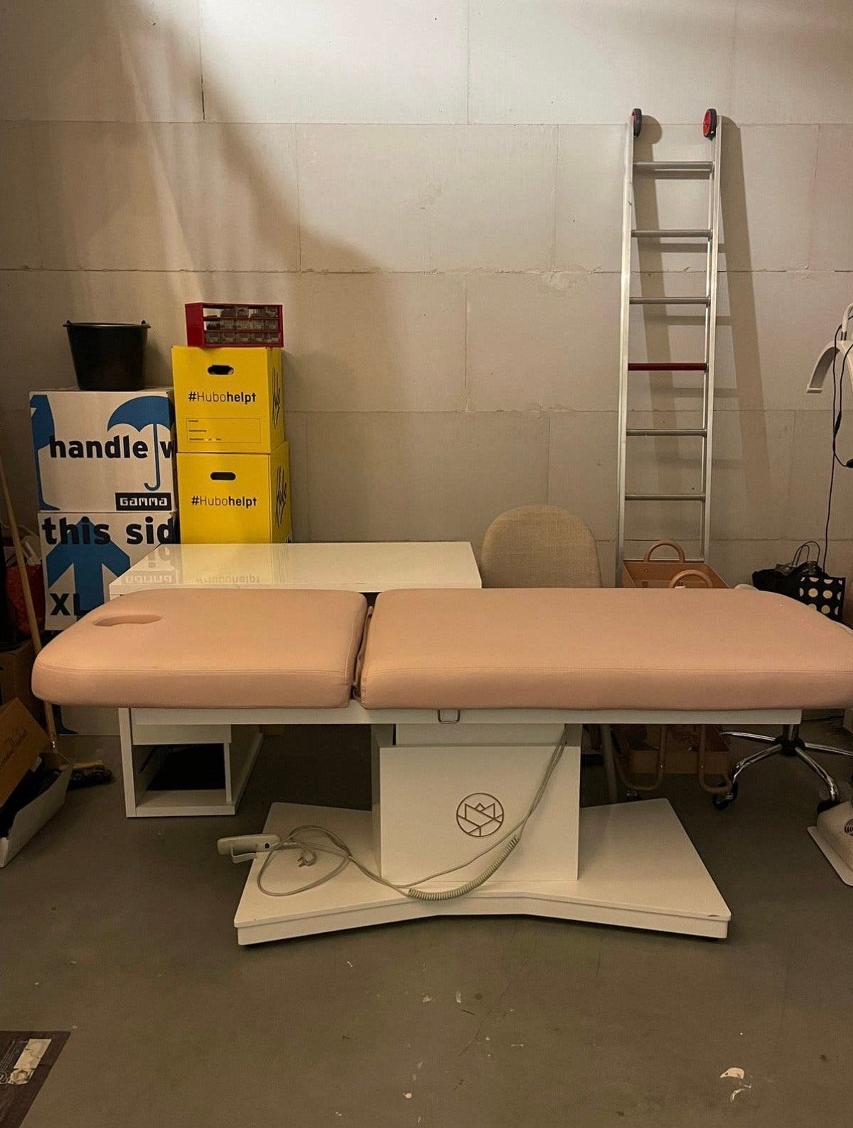 Elektrische behandeltafel pe cosmetics, Ophalen, Zo goed als nieuw