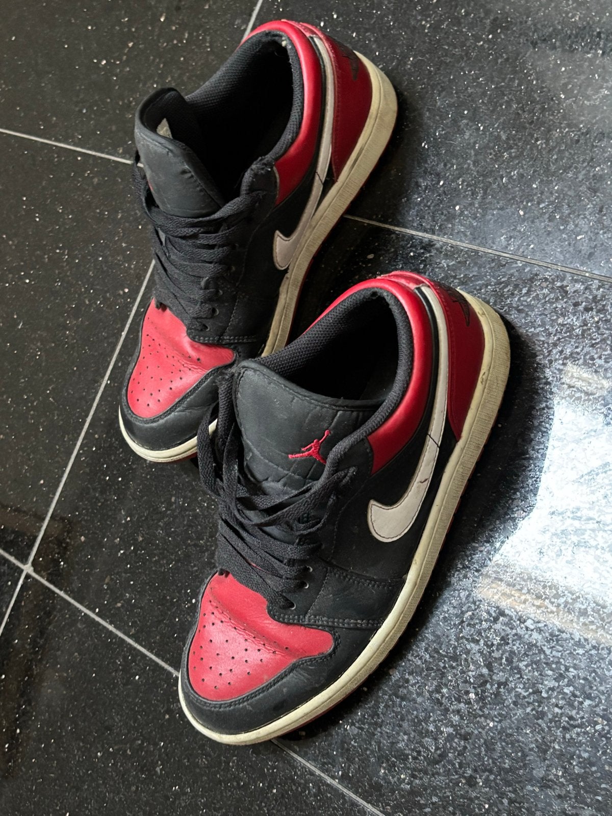 Nike Air Jordan 1 Low Bred Toe - Maat 42,5, Ophalen, Gedragen, Zwart, Sneakers of Gympen