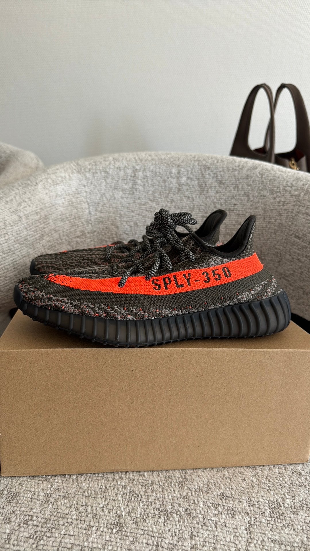 Adidas Yeezy Boost 350 V2 Carbon Beluga – maat 38 ⅔ – NIEUW, Zwart, Nieuw, Ophalen of Verzenden, Sneakers of Gympen