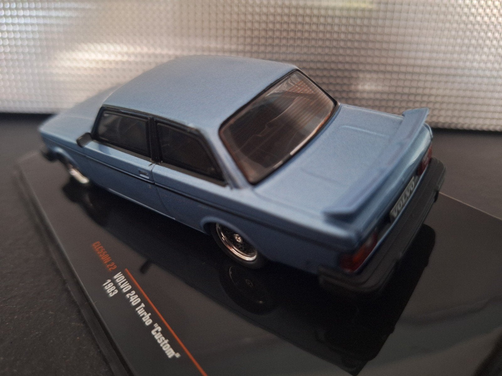 Volvo 240 Turbo Custom 1983 Schaal 1:43, Hobby en Vrije tijd, Modelauto's | 1:43, Overige merken, IXO, IXO, Nieuw
