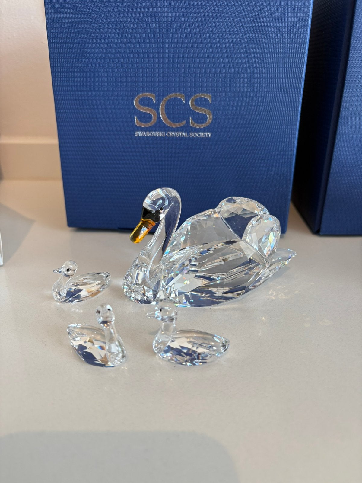Swarovski scs zwaan met jongen, Verzamelen, Ophalen of Verzenden, Zo goed als nieuw, Figuurtje