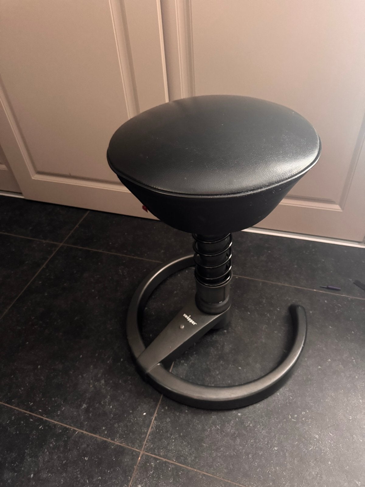 Swopper ergonomische kruk - Zwart echt leer, Zwart, Ophalen of Verzenden, Zo goed als nieuw, Metaal